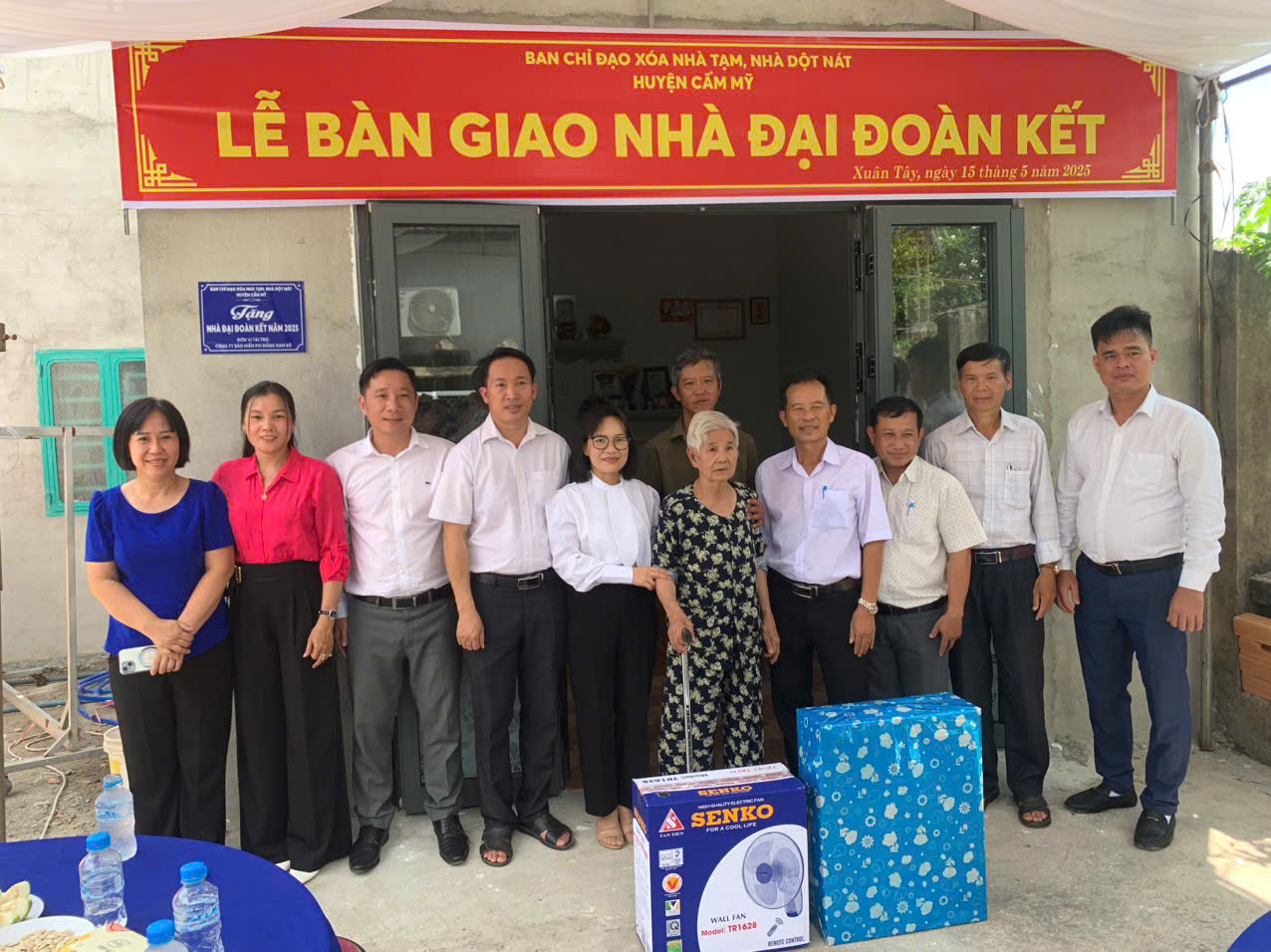 Ủy ban MTTQ Việt Nam huyện trao tặng 01 căn nhà Đại đoàn kết cho các hộ nghèo, hộ khó khăn về nhà ở trên địa bàn xã Xuân Tây